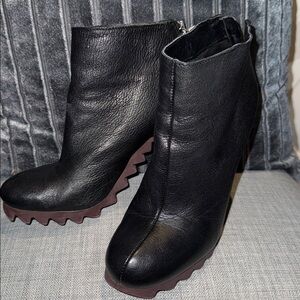 SAM EDELMAN “KENSLEY” EXTREME TREAD LEATHER BOOTIES